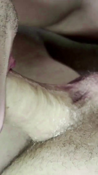 Il giovane ragazzino ragazzino non riesce a compiere il suo compito. Per questo è stato scopato in bocca da due capi