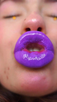 Violett beroende kyss