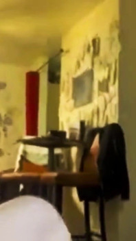Un jeune homme solo tatoué masturbe une bite