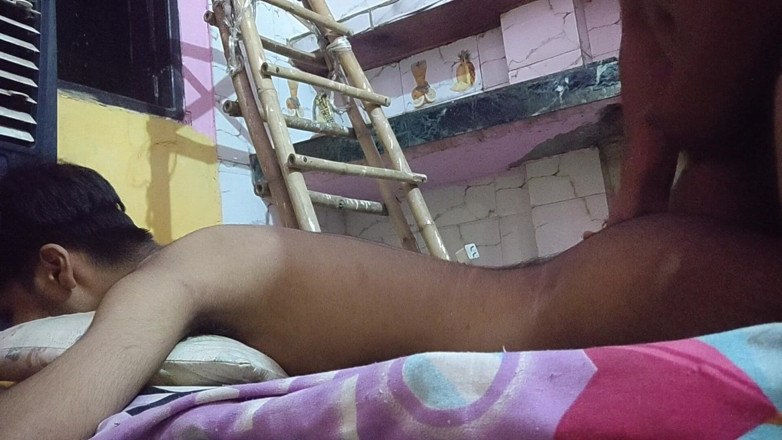 Twinkseeker: 18 yaşındaki twink amcası tarafından sikiliyor