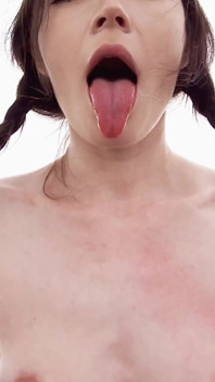 Camilan protein lezat di luar ruangan untuk gadis imut dengan kuncir kepang dalam bodysuit