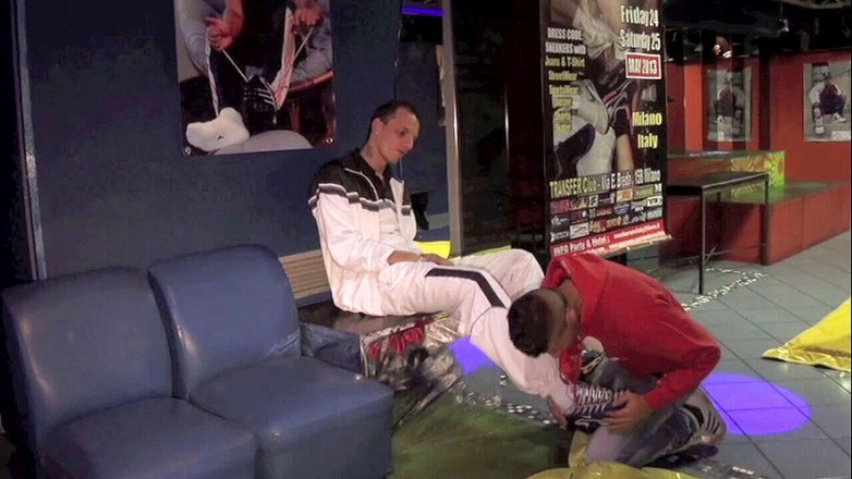 Discret Cruising sex: Доминирование Snekaer в закулисе в Милане