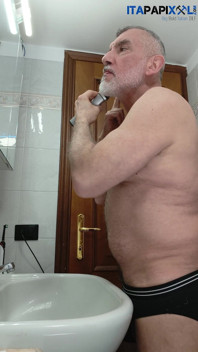 Rijpe grote onbesneden papa-pik Itapapixxl scheert zijn baard en trimmt, epische cumshot