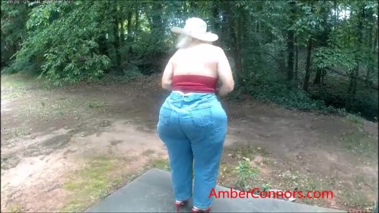 Amber Connors: Amber en jeans ajustados
