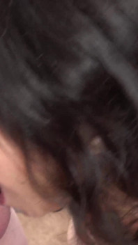 Elli está mamando a Logan en su bikini desaquilibrante