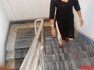 Villagesex91: 彼女がバスルームで彼女を押し付けて犯された