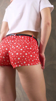 Heiße teen-asiatin neckt sichtbare höschen-linie in sehr engen shorts