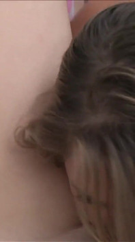 Sexy lésbica lambe o dedo e fode Samantha Ryan e Karlie Montana em uma orgia