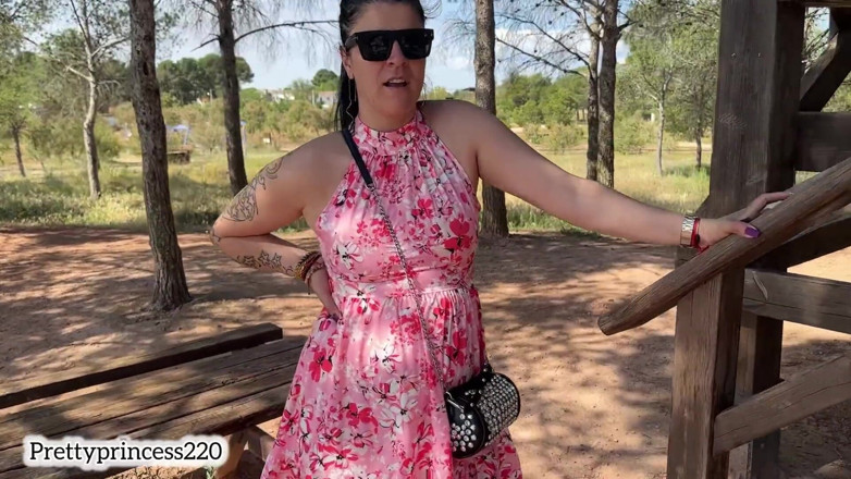 Panfil corina: Olha o que está saindo debaixo da minha saia