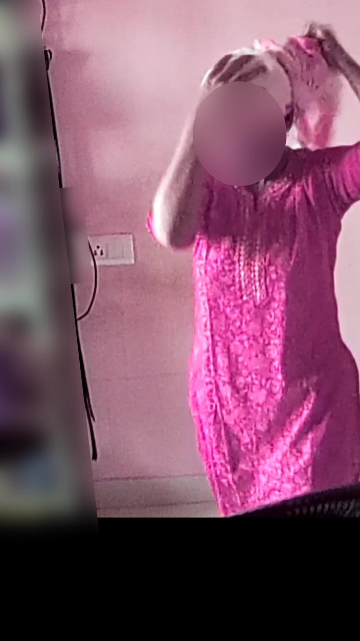 Black & white desicat: Desi zdradza seksowną gospodynię kuszącą mnie zmianą sukienki wideo