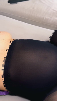 Esaret altında ve külotlu çorap giyen hamile orta yaşlı seksi kadın anal sikiliyor
