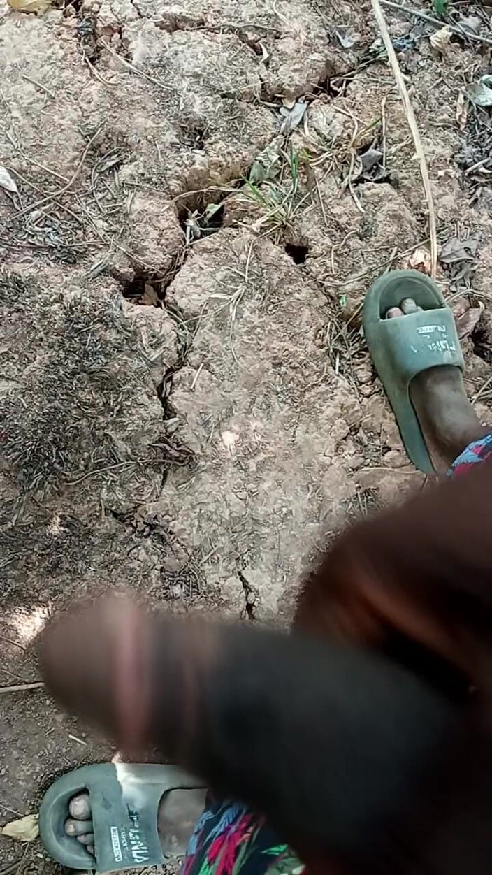 Kpekus arena: Afrikaanse jongen masturbeert in de bush