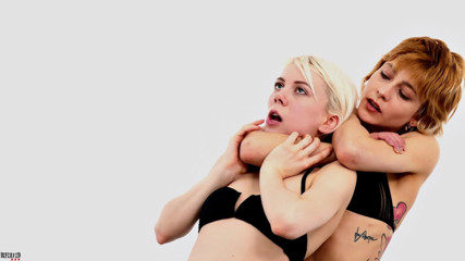 Defeated Sex Fight: Stella & Lilith - blondine versus roodharige in agressief seksgevecht