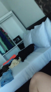 Styvmamma möter mig naken på hotellrummet och låter mig komma på hennes röv