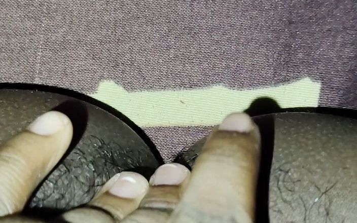 Xpriyasunlight: Napalona indyjska dziewczyna cieszy się sama - prawdziwe jęki