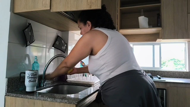 Milfcaliente69: Я наймаю співробітницю мамки і дивлюся, як вона закінчує цією великою дупою, мастурбував її багату жирну пизду