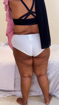 부르카를 벗고 히잡을 쓴 백인 팬티와 블랙 브라 웨어의 아랍 거유, 보고 자위