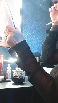 Si cewek nakal long virginia lagi asik gondal-gandul sambil pakai rokok 120