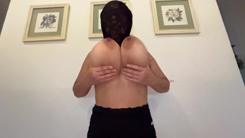VeeVee Vixen: Boob Smacking
