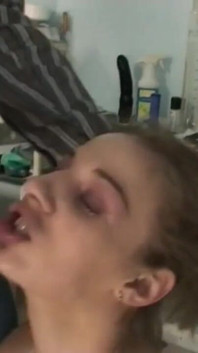 Sarışın hemşire hastanın önünde koltuk değnekleriyle büyük siyah bir penisle mastürbasyon yapıyor