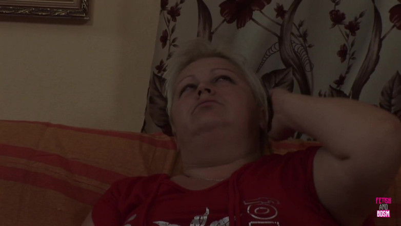 Fetish and BDSM: 두 명의 뚱뚱한 레즈가 섹스를 시작하면 갈 준비가 된 것처럼 보입니다.