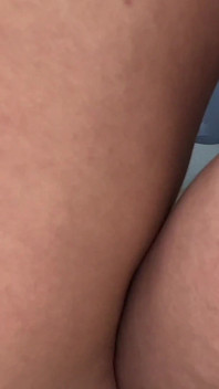Dieser cuckold-ehemann teilte seine frau und spreizte sogar ihren arsch für ihren liebhaber auf, um einen baumstamm zu schieben