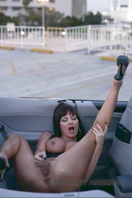 Brittany Andrews: Mercedes'te lüks amcık