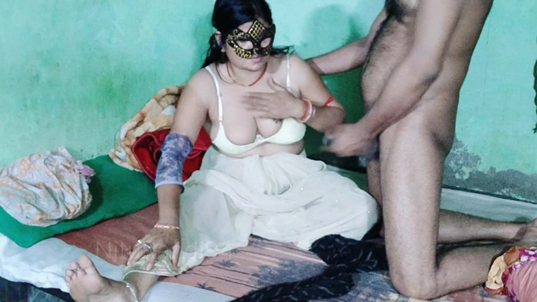 NituRandi94: Video de sexo familiar de una hermanastra cachonda chupando la...