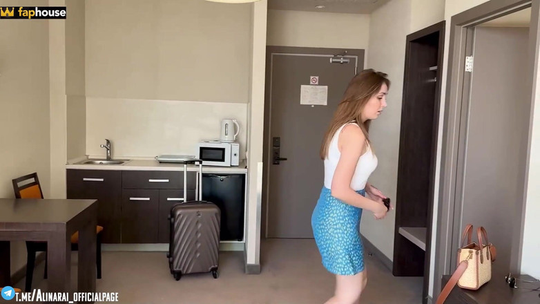 Alina Rai: 배다른 아들과 새엄마 사이의 호텔 방에서 계획되지 않은 섹스