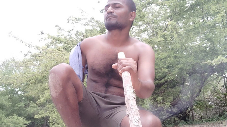 KUMBHA MANOJ KUMAR: Xhard o Dicka na służbie w lesie sam