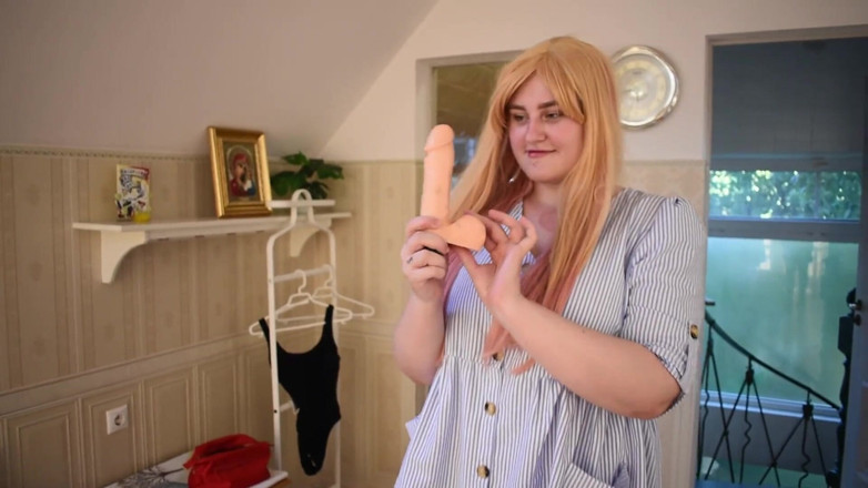 Kira Koval: Kira in Wonderland dientot sama dildo
