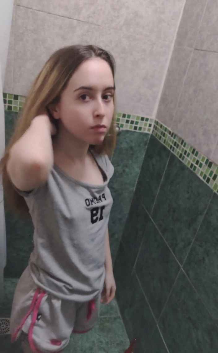 RavenHearth666VIP: Den här studenten älskar att leka med hennes anus i duschen