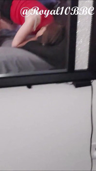 Un'altra ragazza che continua a tornare per quel seme