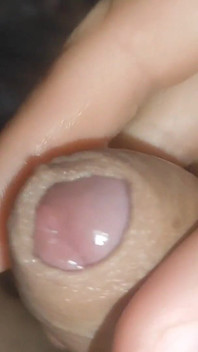 Kıvrımlı canavar erken olgun squirting servisine devam ediyor.