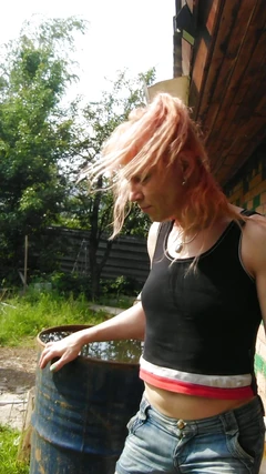 I kläder badar jag i en fat vatten. Wetlook i kort