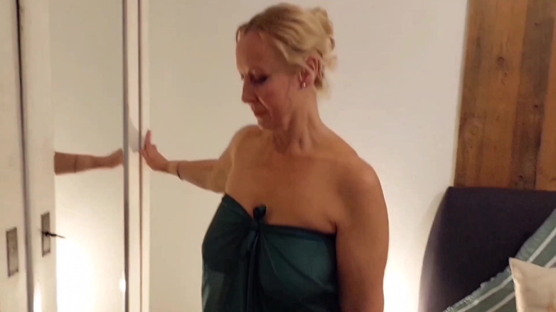 Selena701: Amatérská blondýnka a dospělá manželka si užívá sex po procházce