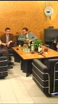 Fantastische vollbusige MILF gefickt und auf den körper gespritzt, umgeben von vielen großen schwänzen