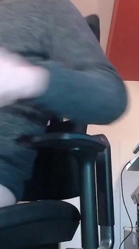 Bennyk72 szarpie się i tryska w domowym biurze