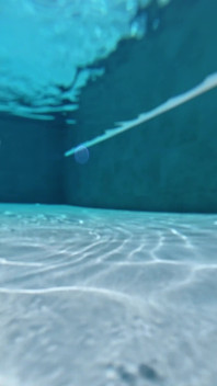 Vecchie e giovani lesbiche sott'acqua con lo strapon sulla pioggia dorata che squirta