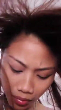 Apretado afeitado petite asiático COÑO consigue creampie follada