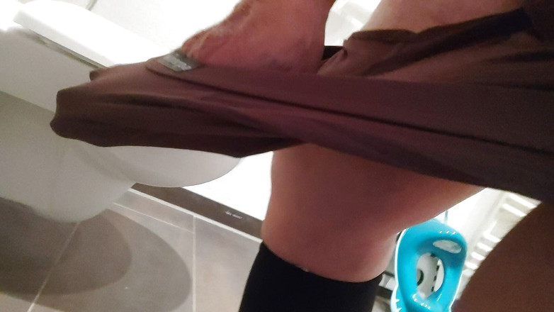 Karlchengeil: Играю с моим членом и сосками после писания