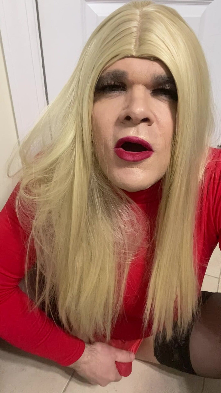 MadisonCD2025: 性欲に駆られた欲求不満な女装者が下品な話をし、その後彼氏に友達のために彼女を売るつもりだと言わせる