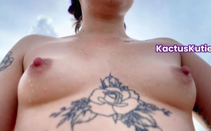 Kactus kutie: Hairy Girl Walks on Nude Beach