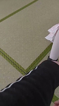 A namorada fofa das meias brancas está presa e algemada, fazendo cócegas no corpo todo