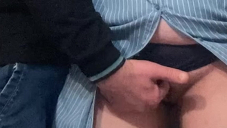 Niki studio: Vecchio pervertito masturba la figa con le dita nella metropolitana