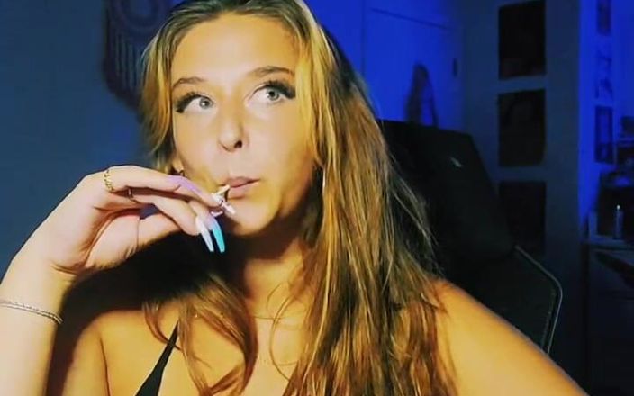 Alli Anderson: Tiktok canlı lolipop yiyor