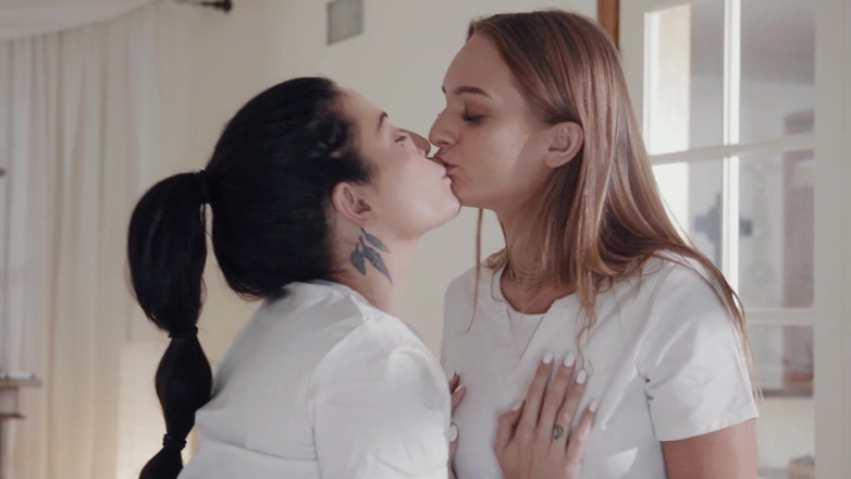 SweetheartVideo: Lesbianas 3_scene 1_living anal para lesbianas anal