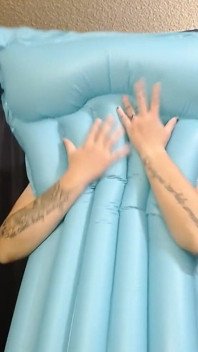 Conseguirlo con una balsa inflable azul pervertida hablando sucio
