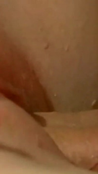 Napalona blond milf dostaje palcami i ostro wyruchana