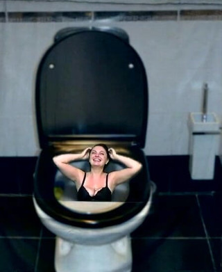 Sexy Milf: Kate spłukuje się do toalety, tańcząc część ciała